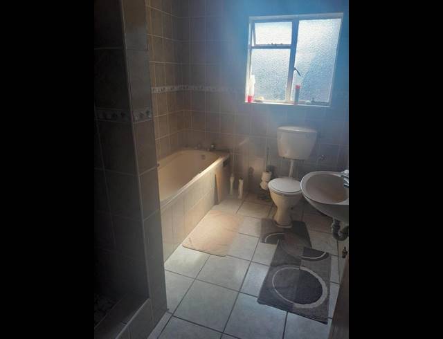 5 BEDROOM HOUSE FOR SALE IN CHARLESTON HILL